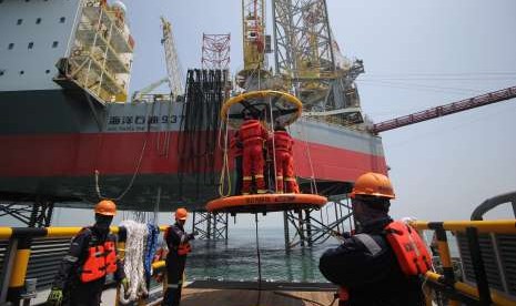 Pekerja beraktivitas di sumur eksplorasi minyak bumi PT Saka Energi Indonesia di Blok Pangkah, Gresik, Jawa Timur, Jumat (31/8).