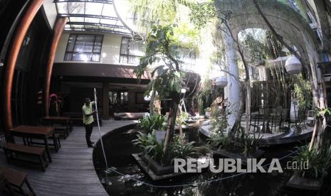 Pekerja beraktivitas di Swiss-Belhotel Rainforest, Kuta, Badung, Bali , Kamis (9/4). Kementerian Pariwisata dan Ekonomi Kreatif (Kemenparekraf) menyatakan, telah mendata 189.586 tenaga kerja sektor pariwisata dan ekonomi kreatif (parekraf) dari 34 provinsi yang terdampak wabah pandemi Covid-19. 