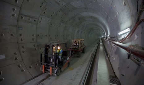 Pekerja beraktivitas di terowongan proyek Mass Rapid Transit (MRT) Stasiun Bundaran Hotel Indonesia di Jakarta, Kamis (26/10). 