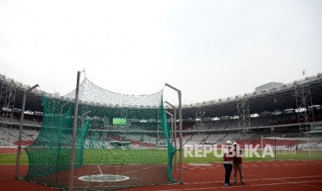  Pekerja beraktivitas disekitar proyek renovasi Stadion Utama Gelora Bung Karno (SUGBK) di Senayan, Jakarta, Selasa (3/10).