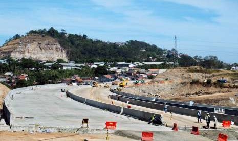 Pekerja beraktivitas pada proyek pembangunan jalan tol Batang-Semarang, di Semarang, Jawa Tengah, Jumat (3/8). Investasi langsung saat ini terganjal pemilihan presiden.