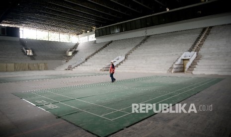  Pekerja beraktivitas saat berlangsungnya proses renovasi Istora Senayan,Jakarta, Ahad (26/3). 