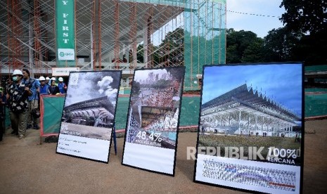  Pekerja beraktivitas saat berlangsungnya proses renovasi Istora Senayan,Jakarta, Ahad (26/3). 