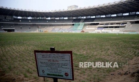  Pekerja beraktivitas saat berlangsungnya renovasi Stadion Utama Gelora Bung Karno (GBK) di Senayan, Jakarta, Ahad (26/3).