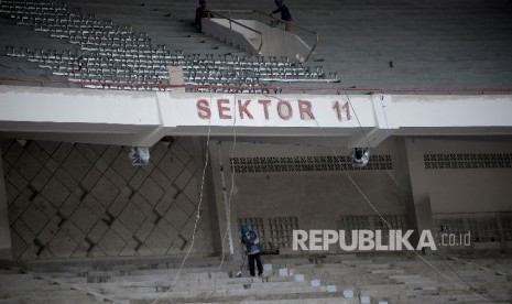  Pekerja beraktivitas saat berlangsunnya renovasi Stadion Utama Gelora Bung Karno (GBK) di Senayan, Jakarta, Ahad (26/3).