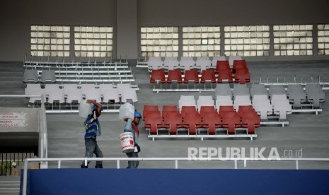  Pekerja beraktivitas saat berlangsunnya renovasi Stadion Utama Gelora Bung Karno (GBK) di Senayan, Jakarta, Ahad (26/3). 