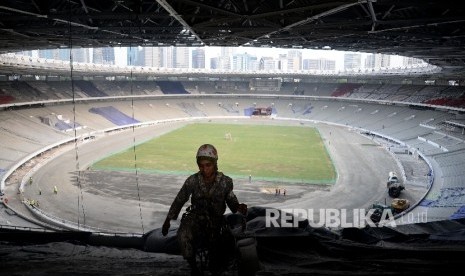 Pekerja beraktivitas saat proses revonasi stadion Utama Gelora Bung Karno (SUGBK) di Senayan, Jakarta, Selasa (23/5).