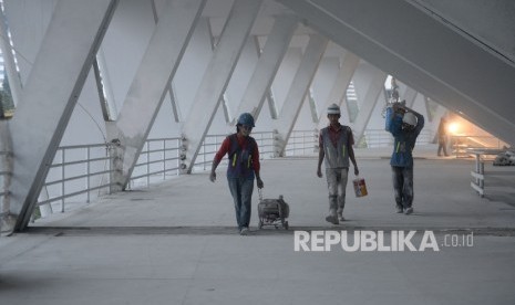 Pekerja beraktivitas saat proses revonasi stadion Utama Gelora Bung Karno (SUGBK) di Senayan, Jakarta, Selasa (23/5).