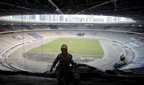 Pekerja beraktivitas saat proses revonasi stadion Utama Gelora Bung Karno (SUGBK) di Senayan, Jakarta, Selasa (23/5) pekan lalu. 