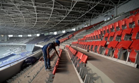 Pekerja beraktivitas saat proses revonasi stadion Utama Gelora Bung Karno (SUGBK) di Senayan, Jakarta, Selasa (23/5).