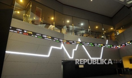  Pekerja berdiri didekat layar pergerakan Indeks harga Saham gabungan (IHSG), Gedung Bursa Efek Indonesia, Jakarta. ilustrasi