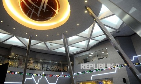  Pekerja berdiri didekat layar pergerakan Indeks harga Saham gabungan (IHSG), Gedung Bursa Efek Indonesia, Jakarta, Selasa (21/2)