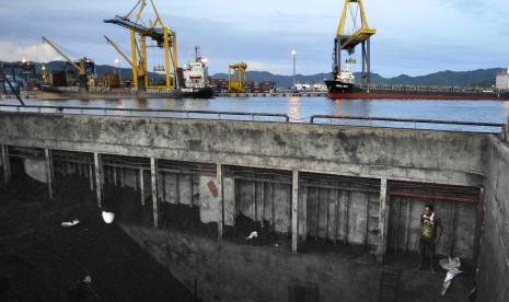 Pekerja beristirahat usai aktivitas bongkar muat di Pelabuhan Bitung, Sulawesi Utara, Sabtu (9/2).