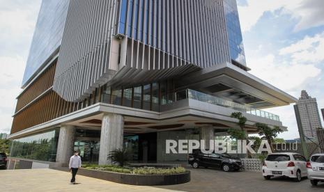 Pekerja berjalan di depan gedung perkantoran MTH 27 Office Suite milik Adhi Commuter. Pengembang properti terintegrasi dengan transportasi massal PT Adhi Commuter Properti Tbk resmi memperoleh pernyataan efektif dari Otoritas Jasa Keuangan (OJK) pada Selasa (15/2) lalu sehingga perseroan dapat segera mencatatkan saham perdana di Bursa Efek Indonesia (BEI).