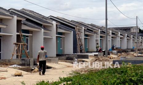 Pekerja berjalan di proyek pembangunan rumah subsidi di kawasan Citeureup, Kabupaten Bogor, Jawa Barat (ilustrasi). Kementerian Pekerjaan Umum dan Perumahan Rakyat (PUPR) melalui Direktorat Jenderal Pembiayaan Infrastruktur dan Perumahan mengungkapkan, program Bantuan Pembiayaan Perumahan Berbasis Tabungan (BP2BT) telah berakhir pada 2022 dan tidak akan dilanjutkan pada 2023.