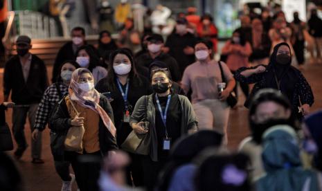 Pekerja berjalan saat jam pulang kerja melintasi Terowongan Kendal, Sudirman