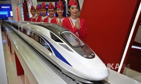  Pekerja berpose disamping kereta cepat pada pameran Indonesia Business & Development Expo 2016 di JCC, Jakarta, Kamis (8/9). (Republika/Tahta Aidilla)