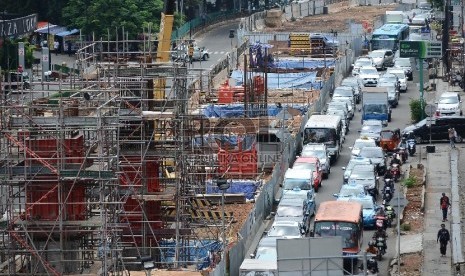 Pekerja bersama alat berat mengerjakan pembangunan tiang pancang untuk jalan layang MRT di koridor Blok M, Jakarta Selatan, Senin (27/4). (Republika/Raisan Al Farisi)