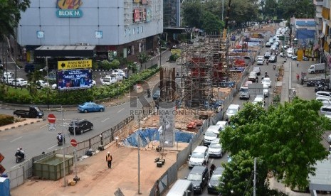 Pekerja bersama alat berat mengerjakan pembangunan tiang pancang untuk jalan layang MRT di koridor Blok M, Jakarta Selatan, Senin (27/4). (Republika/Raisan Al Farisi)