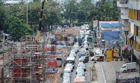 Pekerja bersama alat berat mengerjakan pembangunan tiang pancang untuk jalan layang MRT di koridor Blok M, Jakarta Selatan, Senin (27/4). (Republika/Raisan Al Farisi)