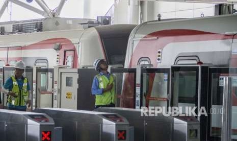 Pekerja bersiap melakukan uji coba Light Rail Transit (LRT) di Stasiun LRT Velodrome, Rawamangun, Jakarta, Rabu (15/8). 