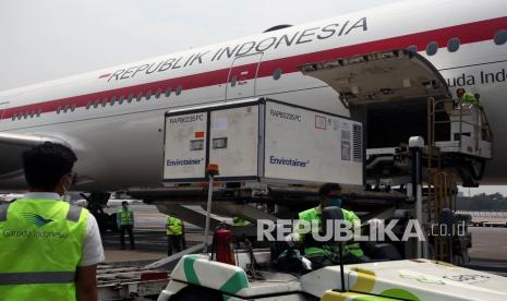 Pekerja kargo melakukan bongkar muat envirotainer berisi vaksin Covid-19 Sinovac dari badan pesawat Garuda Indonesia setibanya dari Beijing di Terminal Kargo Bandara Soekarno-Hatta, Tangerang, Banten, Senin, (6/9/2021). Sebanyak 5 juta vaksin Covid-19 Sinovac jadi kembali tiba di Indonesia, yang selanjutnya dibawa ke Bio Farma, Bandung.