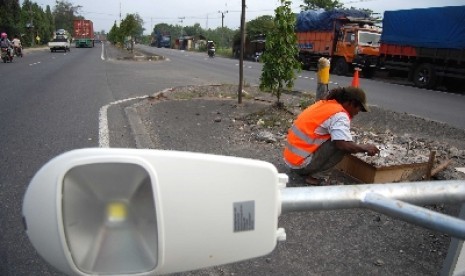  Pekerja dari Dinas Perhubungan Jawa Barat mempersiapkan penerangan untuk Jalur Pantura di kawasan perbatasan Indramayu-Cirebon, Jawa Barat, Kamis (10/7). Persiapan penerangan jalur Pantura ini dilakukan guna memfasilitasi pemudik lebaran 1435 H ketika mel