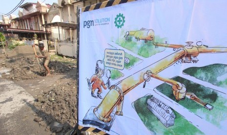 Pekerja dari PT Perusahaan Gas Negara (PGN) membangun saluran pipa gas rumah tangga di kawasan Kelurahan Tanjung Sari Medan, Sumatera Utara, Kamis (10/3). 