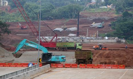 Pekerja dengan alat berat mengerjakan pembangunan jembatan Tol Serpong - Cinere di ruas Pamulang - Cinere di Pamulang, Tangerang Selatan, Banten, Selasa (27/9/2022). Pembangunan jembatan tersebut nantinya Tol Serpong - Cinere akan tersambung langsung dengan main road Jalan Tol Cinere-Jagorawi yang dapat mempersingkat jarak dan waktu tempuh masyarakat yang akan ke Bogor dari Tangerang atau sebaliknya. 