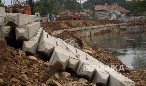  Pekerja dengan bantuan alat berat melakukan pekerjaan normalisasi kali Ciliwung di kawasan Bukit Duri, Jakarta, Selasa (5/9). 