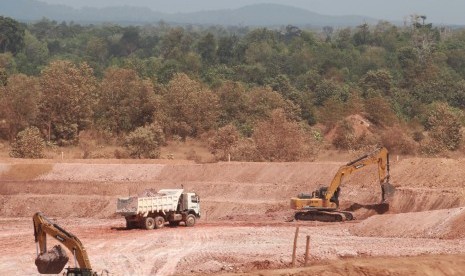 Pekerja dengan menggunakan alat berat melakukan pengerukan dan pengangkutan material timah di PIT 3 Tambang Timah Primer Batu Besi milik PT. Timah Tbk di Belitung Timur, Bangka Belitung, Rabu (21/8/2019).