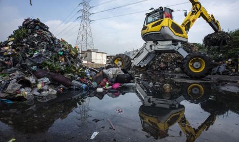 Pekerja dengan menggunakan alat berat memindahkan sampah di area proyek Fasilitas Pengolahan Sampah Terpadu atau Intermediate Treatment Facility (ITF) Sunter, Jakarta, Selasa (12/2/2019).