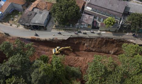 Anggota Komisi IV DPRD Jawa Barat Daddy Rohanady menyambut baik respon pemerintah provinsi (Pemprov), dalam memperbaiki ruas jalan yang dituangkan dalam program jalan mulus (Jamu).