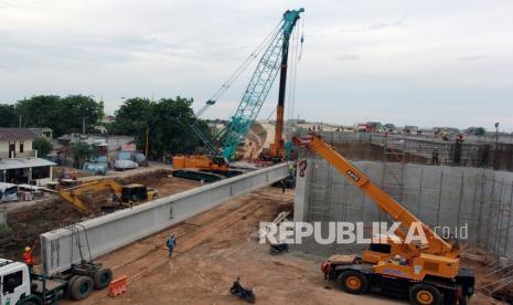 Pekerja dengan menggunakan alat berat menyelesaikan proyek pembangunan ruas jalan Tol Kunciran-Cengkareng di Cipondoh, Tangerang, Banten, Senin (16/11/2020). Proyek jalan tol sepanjang 14,19 kilometer itu merupakan salah satu dari 6 ruas Jalan Tol Jakarta Outer Ring Road (JORR) II yang ditargetkan selesai pada akhir Desember 2020. 