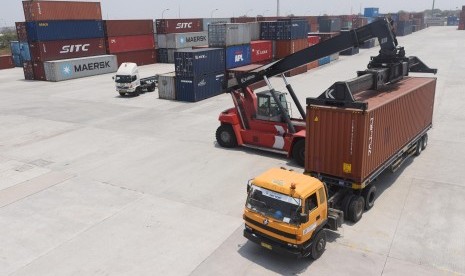 Pekerja dengan menggunakan crane memindahkan peti kemas di Cikarang Dry Port, Karawang, Jawa Barat, Rabu (4/11)