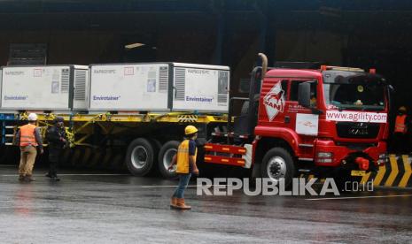 Pekerja dengan penjagaan petugas kepolisian melakukan bongkar muat Envirotainer berisi vaksin COVID-19 Sinovac setibanya dari Beijing di Terminal Cargo Bandara Soekarno Hatta, Tangerang, Banten, Kamis (31/12/2020). Sebanyak 1,8 juta dosis vaksin COVID-19 Sinovac kembali tiba di Indonesia yang selanjutnya dibawa ke Bio Farma Bandung untuk dilakukan uji klinis. 