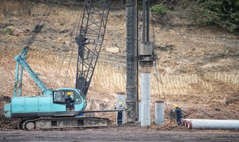 Pekerja dibantu alat berat memulai pembangunan proyek hilirisasi batu bara menjadi Dimetil Eter (DME) di Kawasan Industri Tanjung Enim, Tanjung Lalang, Tanjung Agung, Muara Enim, Sumatera Selatan, Senin (24/1/2022). ilustrasi