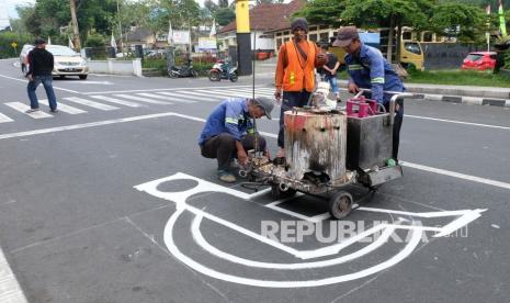 Pekerja Ditjen Bina Marga menyelesaikan pembuatan tanda khusus untuk penyandang disabilitas di jalan raya kawasan pasar Garung, Wonosobo, Jateng, Kamis (4/11/2021). Tanda khusus tersebut sebagai peringatan bagi pengguna jalan untuk memberikan prioritas bagi penyandang disabilitas yang akan menyeberang jalan. 