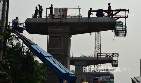 Pekerja elevated rail MRT di salah satu tiang MRT di kawasan MT Haryono, Jakarta, Kamis (5/4). Pembangunan konstruksi infrastruktur MRT Jakarta akan terus berjalan hingga akhir 2018. Secara keseluruhan proyek-proyek ini telah mencapai 90 persen.