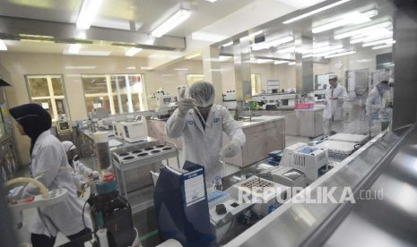 Pekerja farmasi memproduksi obat di sebuah pabrik farmasi di Jakarta Timur, Senin (29/4). Kementerian Perindustrian mencatat sektor industri kimia, farmasi, dan tekstil masih mengg