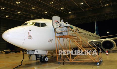 Pekerja Garuda Maintenance Facility (GMF) dengan menggunakan alat pelindung diri (APD) lengkap melakukan penyemprotan cairan disinfektan pada bagian pesawat Garuda Indonesia di Hanggar GMF AeroAsia Bandara Soekarno Hatta, Tangerang. PT Garuda Maintenance Facility Aero Asia Tbk (GMF) makin mantap dalam strategi ekspansi layanan perawatan pesawat pada industri pertahanan. Hal tersebut ditandai dengan diraihnya sertifikat dan persetujuan dari Lockheed Martin atas kapasitas perawatan pesawat Hercules C-130H untuk pekerjaan overhaul, refurbishment, dan modifikasi.