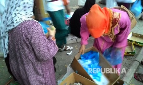 Pekerja Indonesia menjual makanan khas Indonesia, seperti nasi kuning, nasi goreng, nasi campur dan soto ayam usai subuh di taman depan Masjid Bimbas, Sektor 5 Syisyah, Makkah, Arab Saudi, Senin (28/8). 