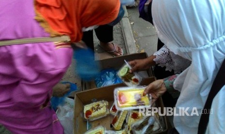 Pekerja Indonesia menjual makanan khas Indonesia, seperti nasi kuning, nasi goreng, nasi campur dan soto ayam usai subuh di taman depan Masjid Bimbas, Sektor 5 Syisyah, Makkah, Arab Saudi, Senin (28/8). 