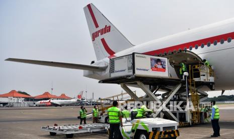 Pekerja kargo melakukan bongkar muat vaksin COVID-19 jenis Sinovac dari badan pesawat Garuda Indonesia setibanya dari China di Terminal Cargo Bandara Soekarno Hatta, Tangerang, Banten, Jumat (30/4/2021). Pemerintah Indonesia kembali kedatangan vaksin COVID-19 Sinovac sebanyak enam juta dosis vaksin berbentuk bulk, yang selanjutnya dibawa ke Bio Farma Bandung. 