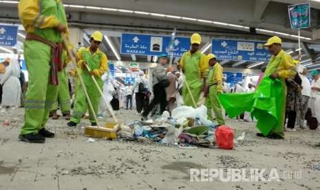 Pekerja kebersihan membersihkan sesampahan di Jamarat, Mina. 