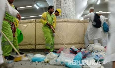 Arab Saudi Serius Tangani Pengelolaan Limbah. Foto:    Pekerja kebersihan asal Bangladesh membersihkan sesampahan di Jamarat, Mina, Kamis (23/8). Sekurangnya 42 ribu ton sampah dihasilkan musim haji kali ini.