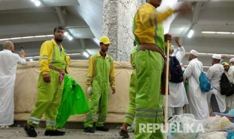 Pekerja kebersihan asal Bangladesh membersihkan sesampahan di Jamarat, Mina, Kamis (23/8). Sekurangnya 42 ribu ton sampah dihasilkan musim haji kali ini.