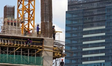 Pekerja Konstruksi di Kawasan Jalan Gatot Subroto, Jakarta, Senin (5/5).