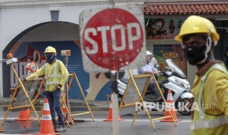 Singapura merahasiakan identitas WNI terinfeksi Corona. Pekerja konstruksi memakai masker di sepanjang jalan di Singapura, Rabu (29/1/2020). Tujuh orang berasal dari Wuhan, Cina telah dinyatakan positif terkena virus corona di Singapura.