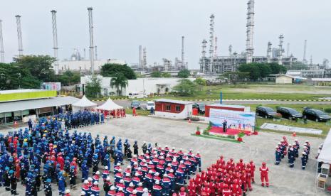 Pekerja kontraktor dan pekerja RU VI pada kegiatan Grand Safety Talk yang diselenggarakan Fungsi Health, Safety, Security, and Environment (HSSE) di Halaman DCU Centre, Rabu (15/3/2023).